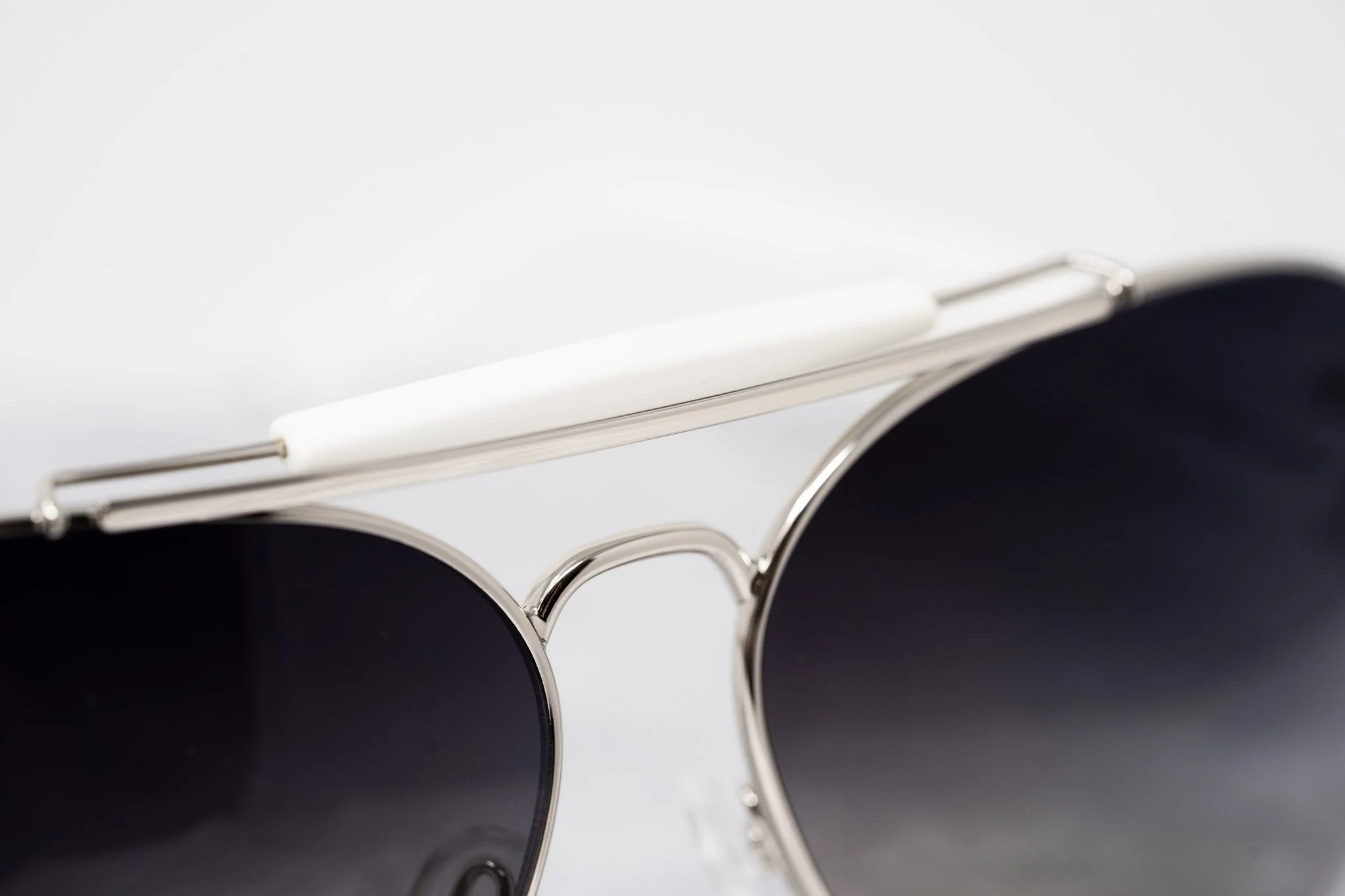 Oscar De La Renta Sunglasses Oversized Silver and Dark Grey - Image 8
