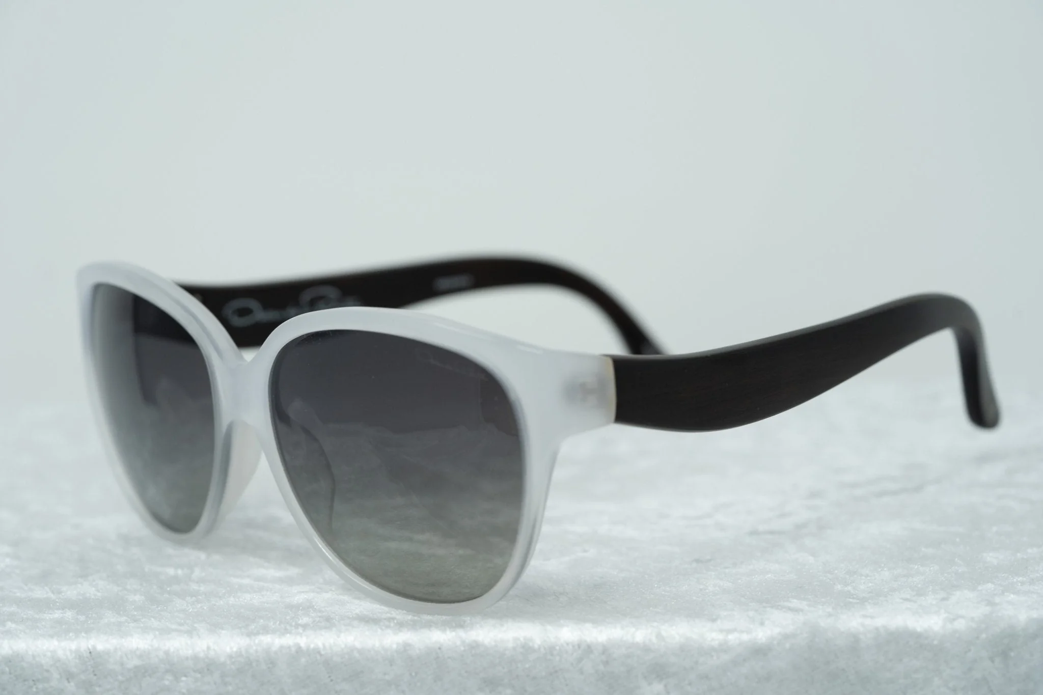 Oscar De La Renta Sunglasses Oval Ivory and Grey Lenses - Image 5