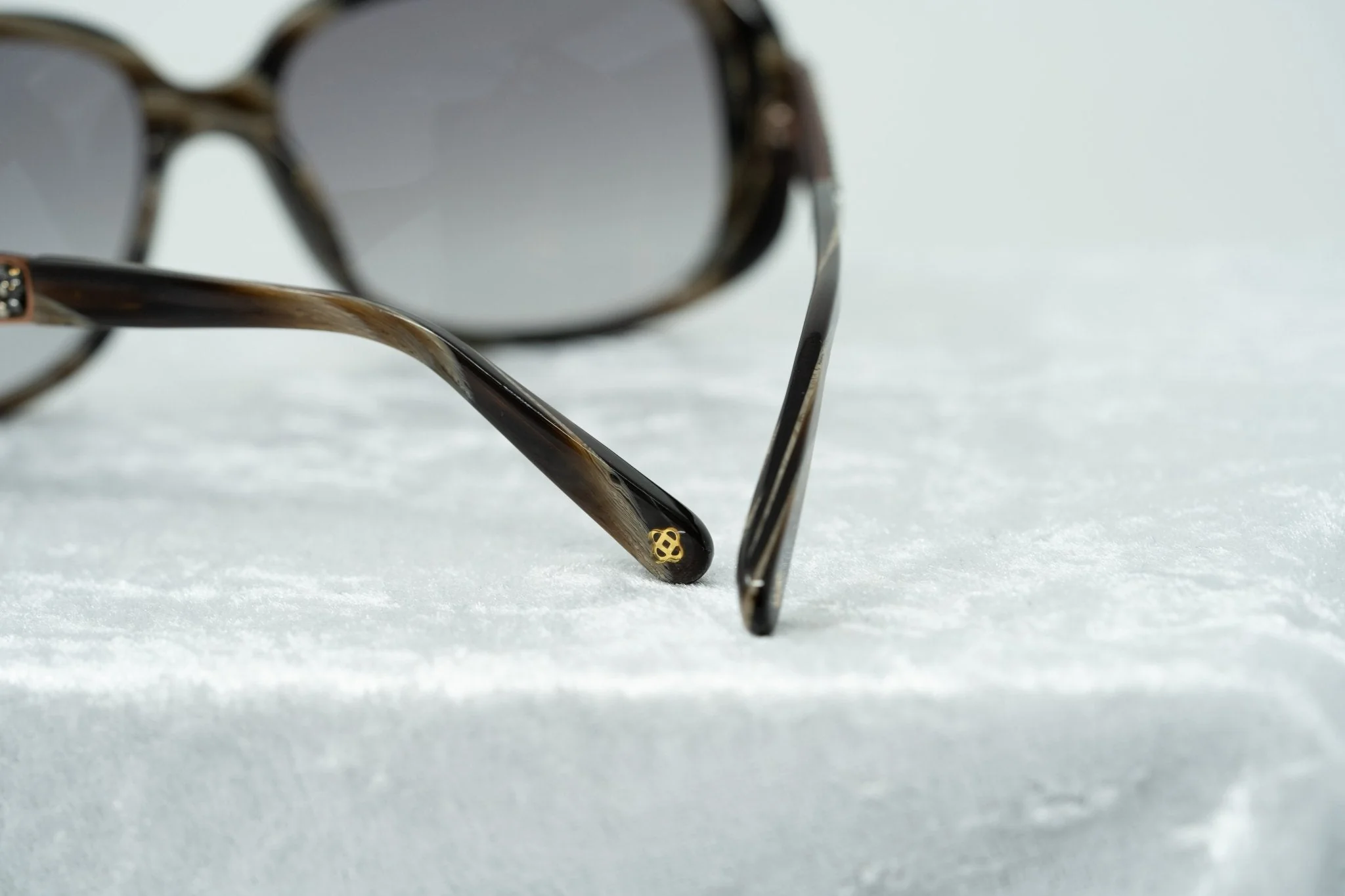 Oscar De La Renta Sunglasses Oversized Horn and Grey - Image 13