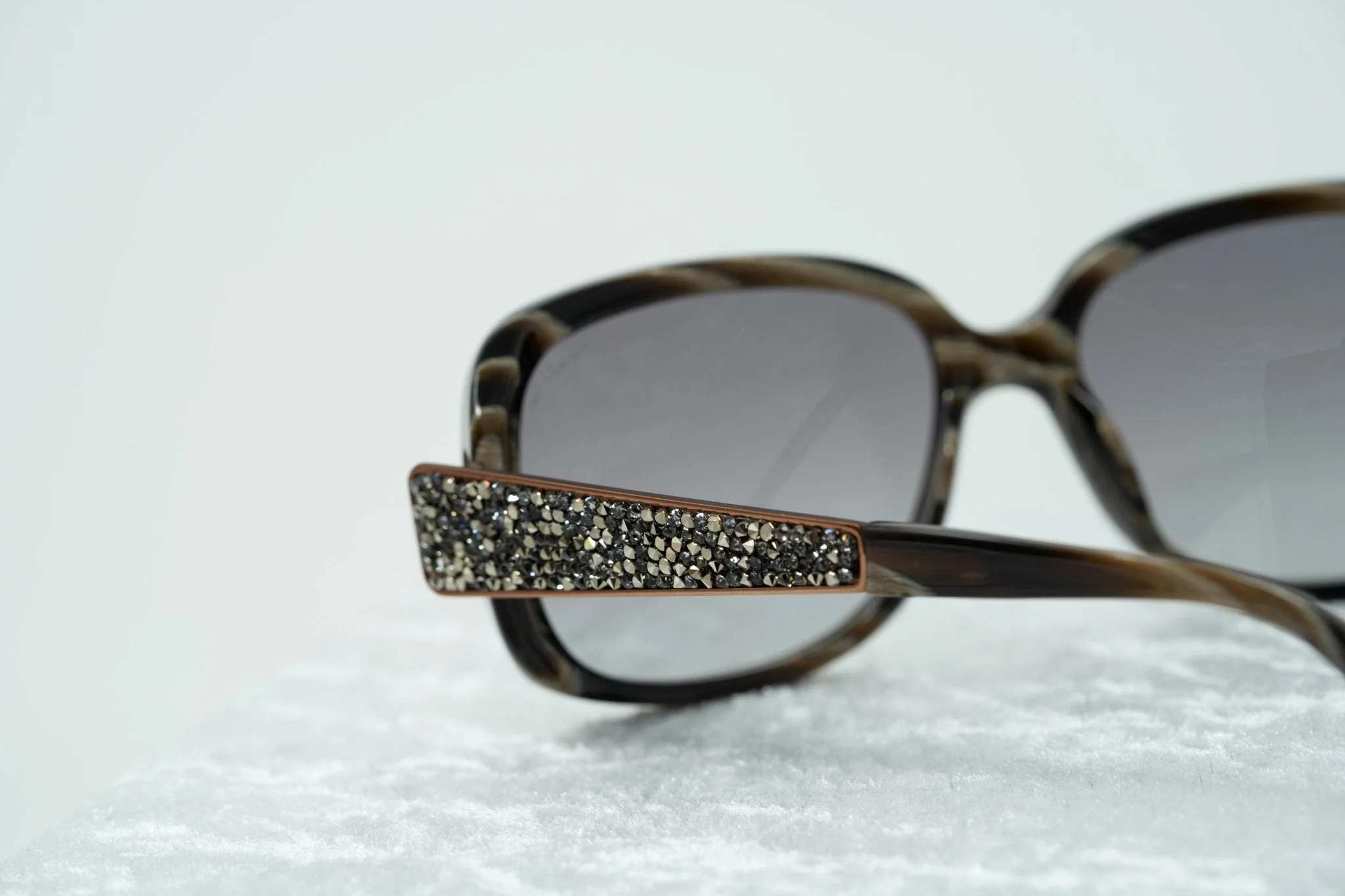 Oscar De La Renta Sunglasses Oversized Horn and Grey - Image 14