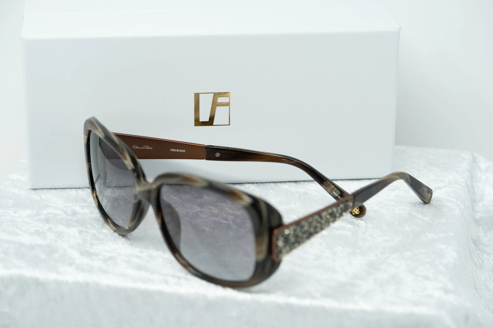 Oscar De La Renta Sunglasses Oversized Horn and Grey - Image 15
