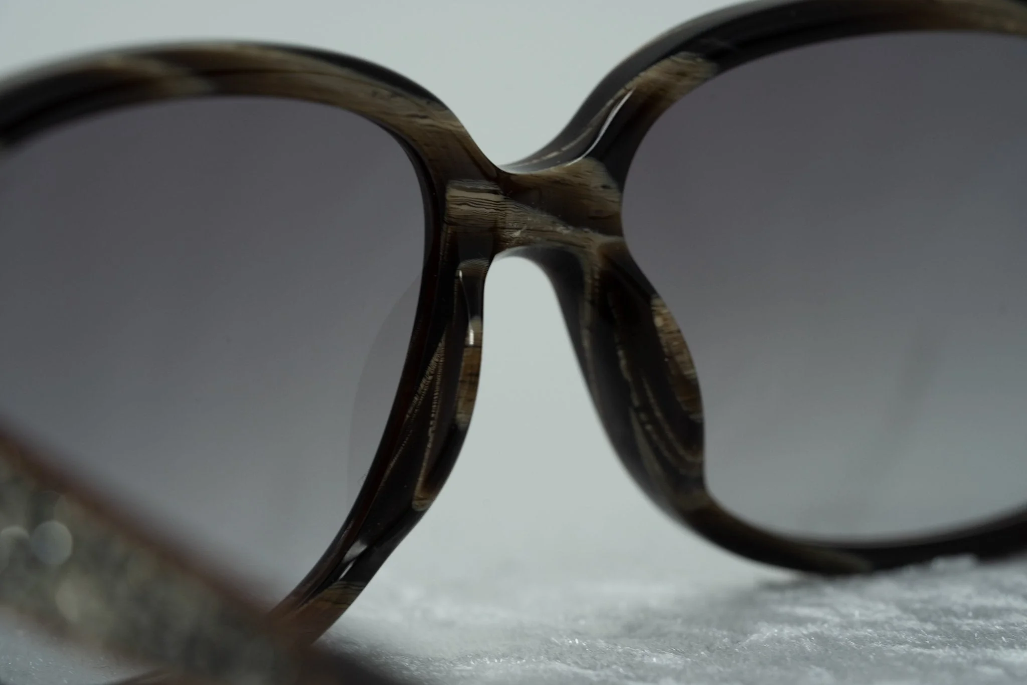 Oscar De La Renta Sunglasses Oversized Horn and Grey - Image 7