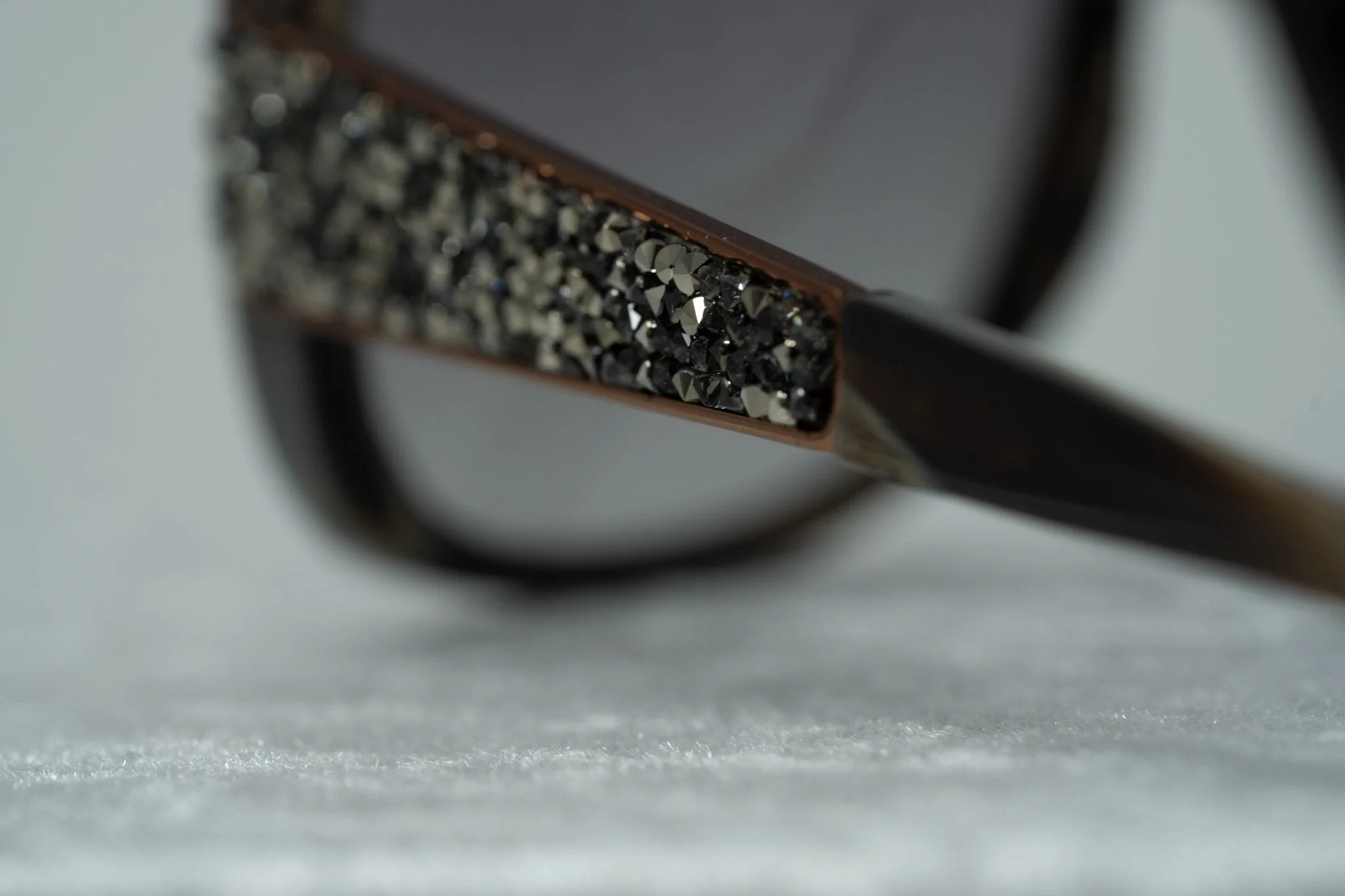 Oscar De La Renta Sunglasses Oversized Horn and Grey - Image 8