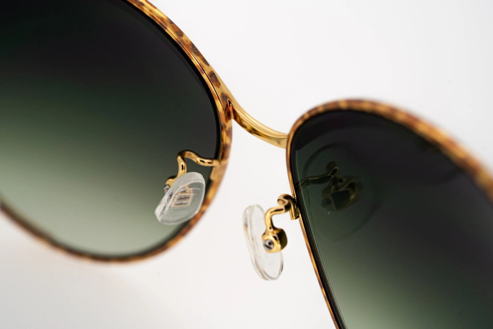 Oscar De La Renta Sunglasses Oval Frame Gold and Green - Image 7