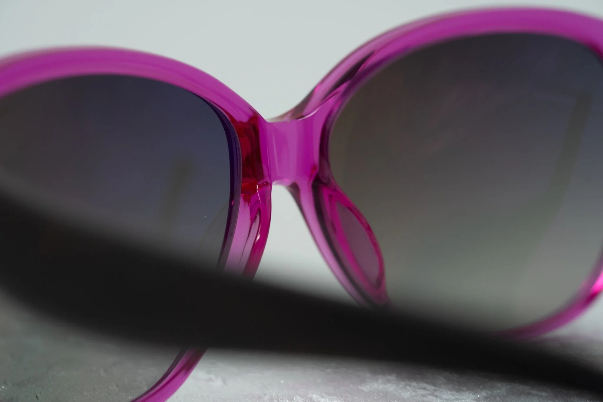 Oscar De La Renta Sunglasses Oval Pink and Dark Grey - Image 7