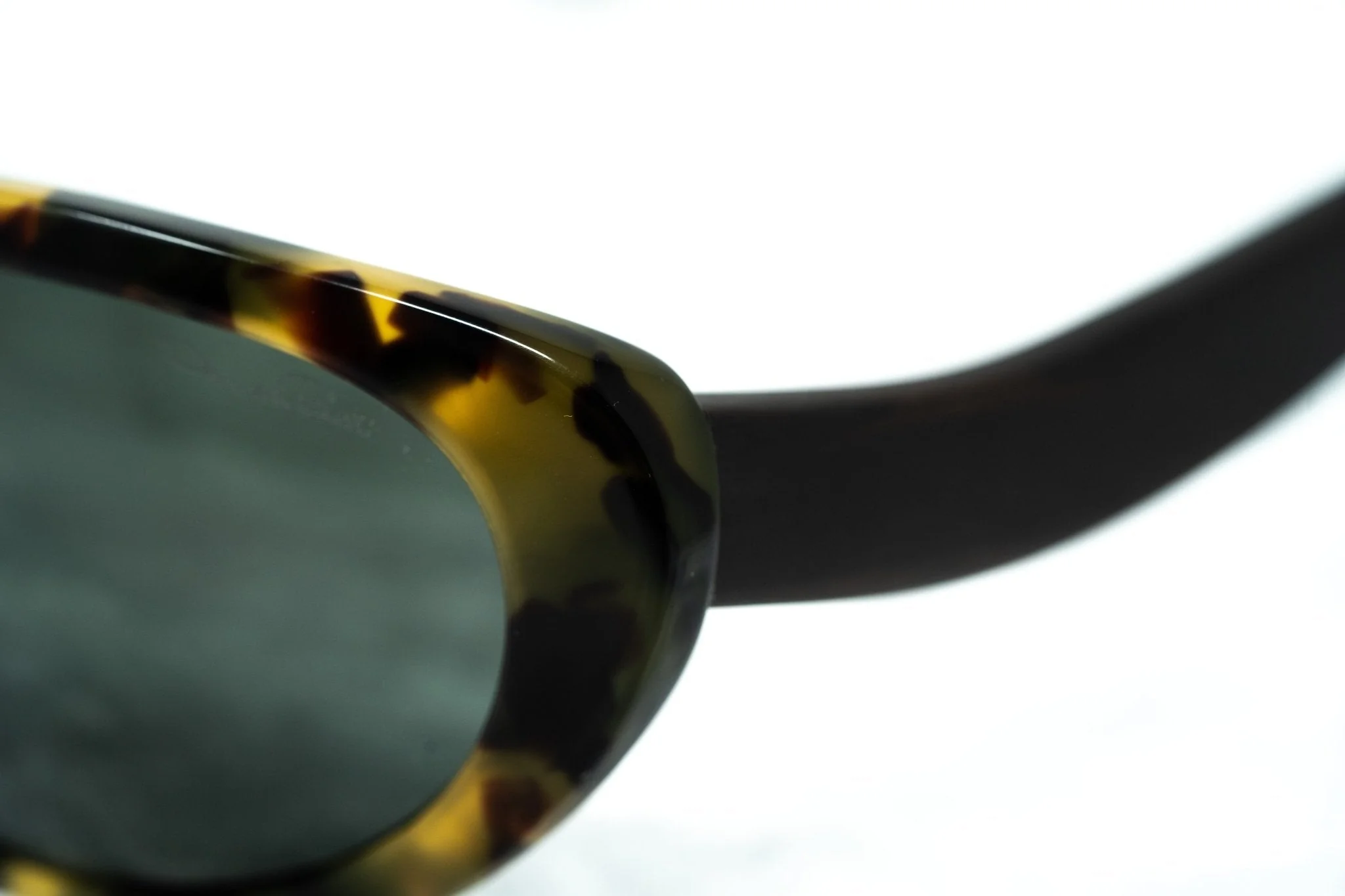 Oscar De La Renta Sunglasses Oval Tortoise and Dark Grey - Image 9