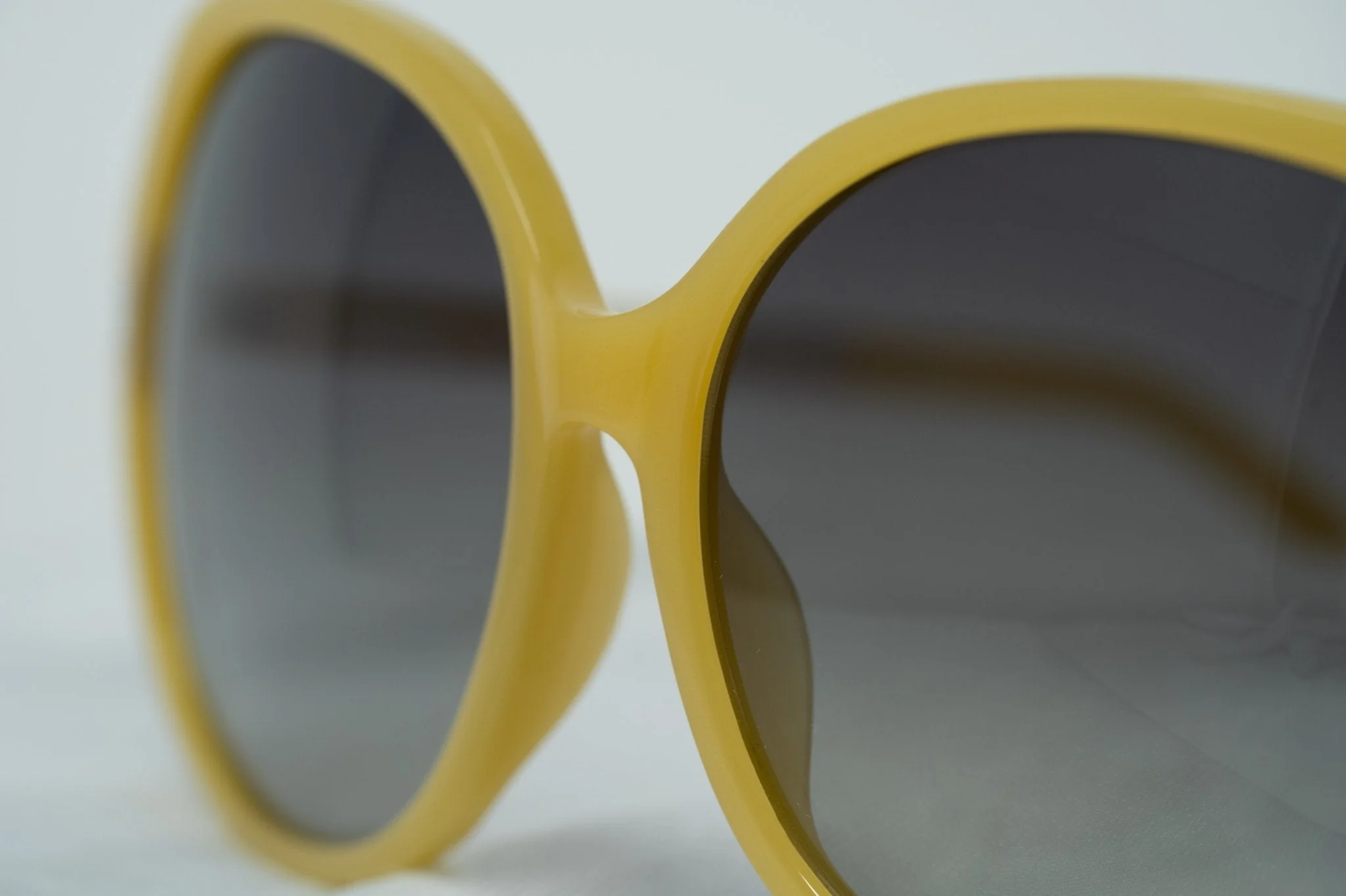 Oscar De La Renta Sunglasses Oversized Beige and Grey - Image 8