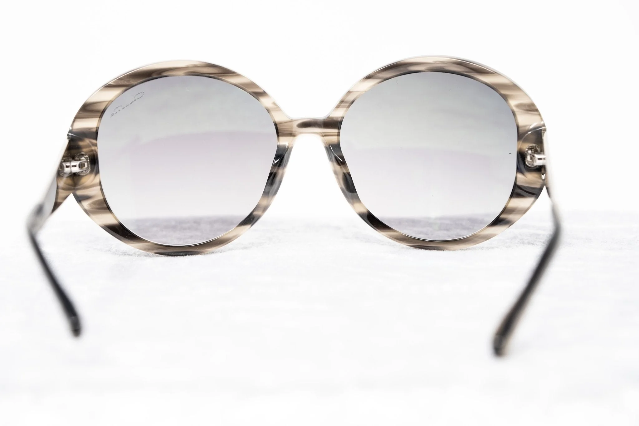 Oscar De La Renta Sunglasses Oversized Inky Horn and Grey - Image 6