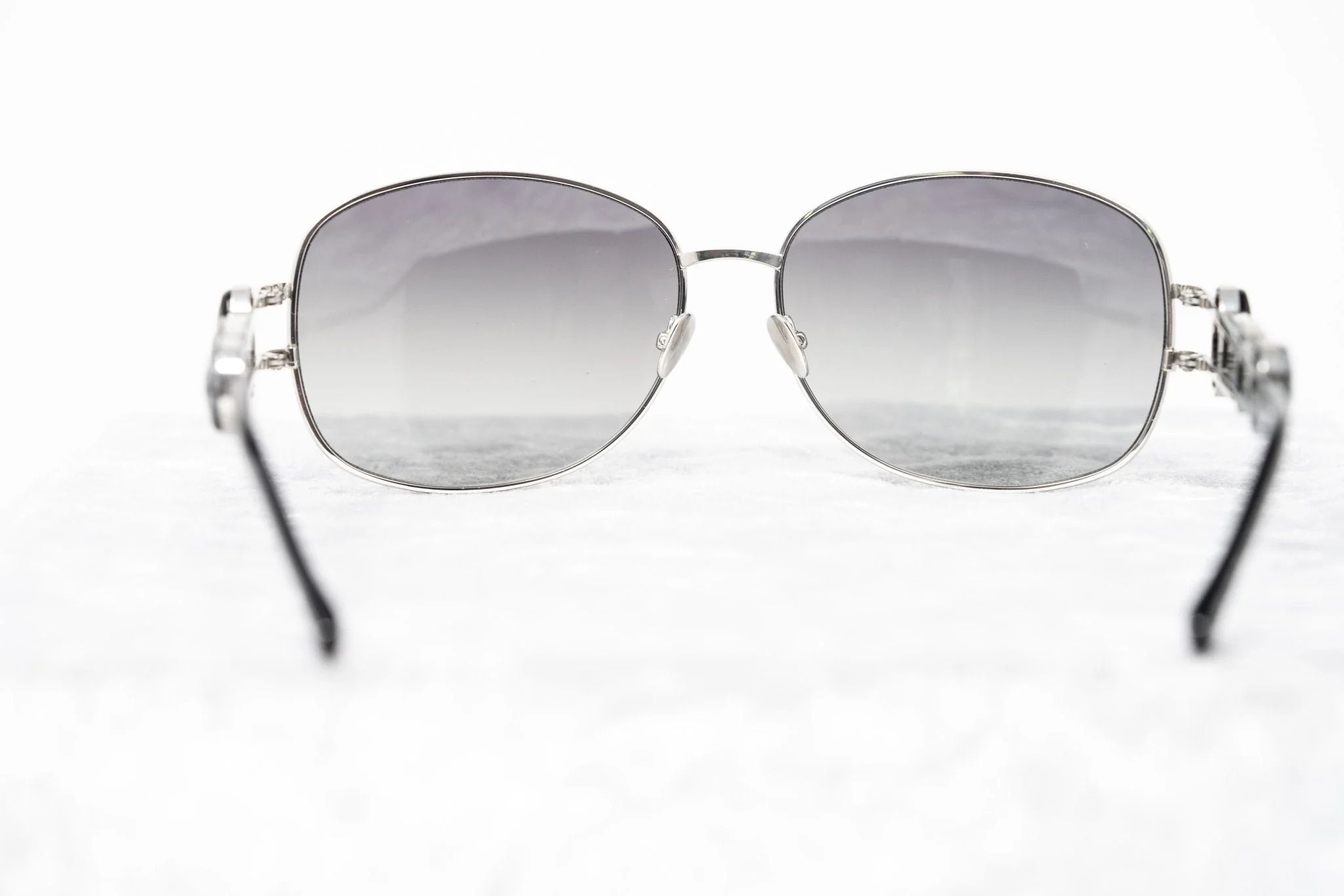 Oscar De La Renta Sunglasses Oval Silver and Grey - Image 6