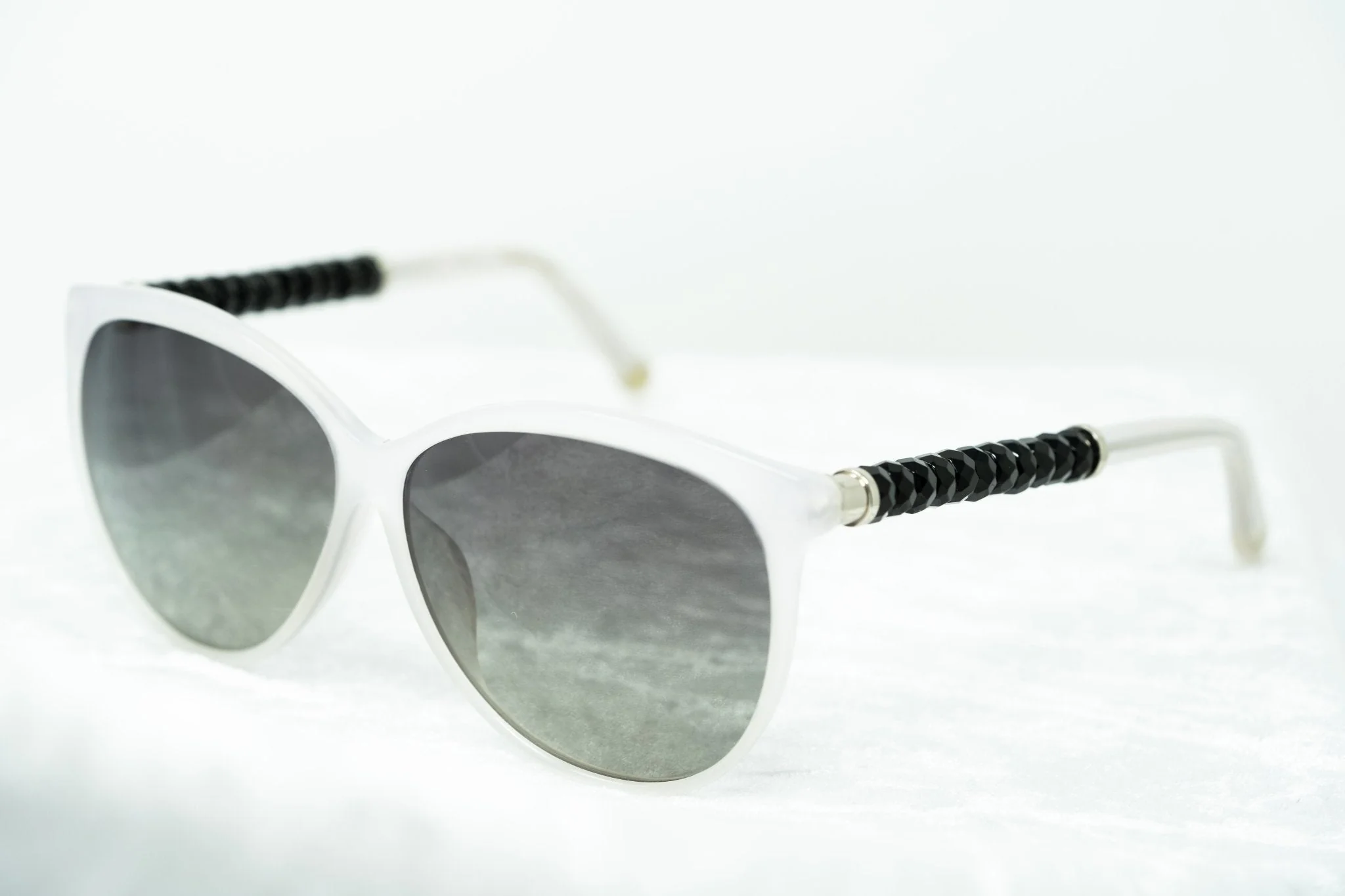 Oscar De La Renta Women Sunglasses Oversized Ivory and Grey - Image 4