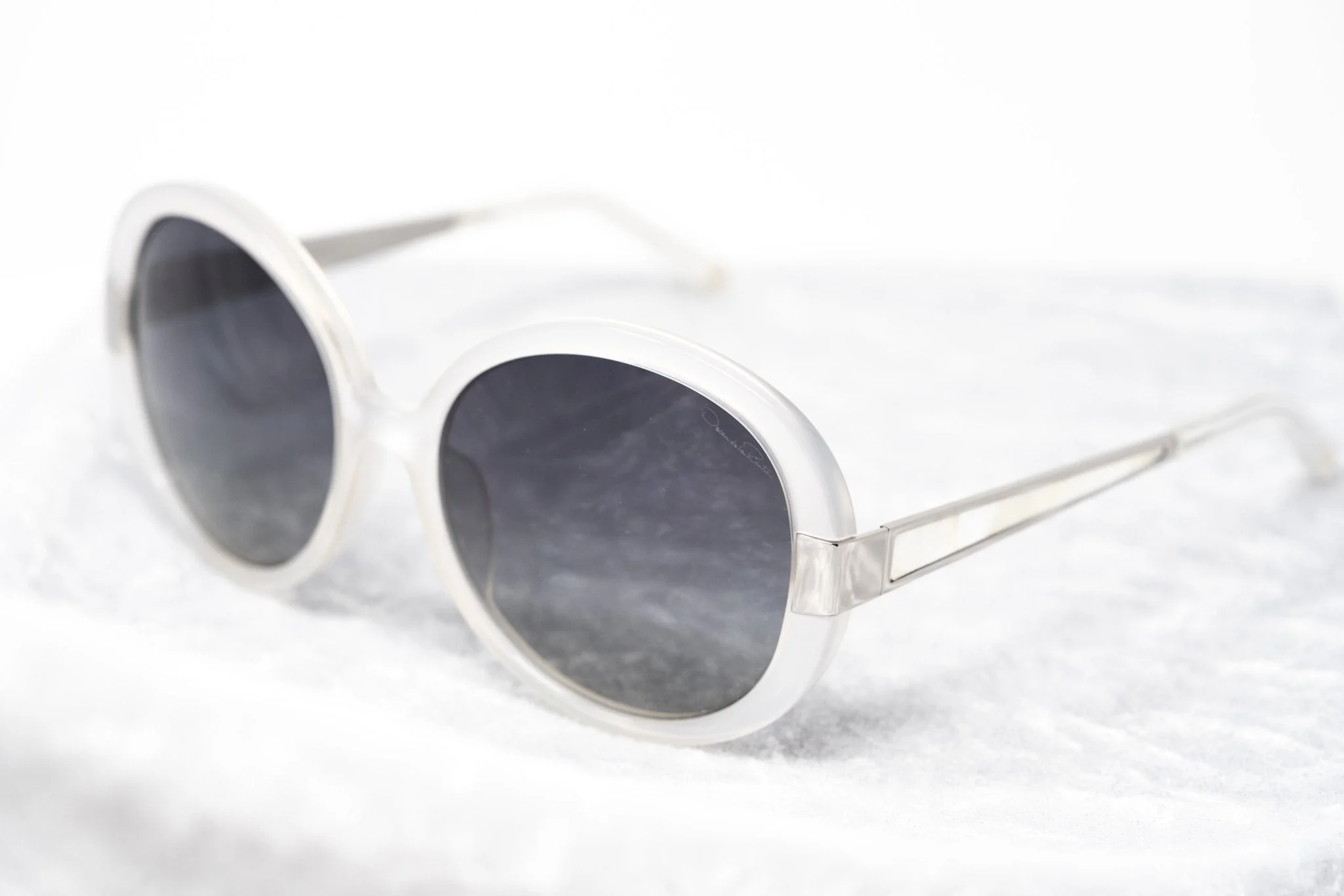 Oscar De La Renta Sunglasses Round Ivory and Grey - Image 5