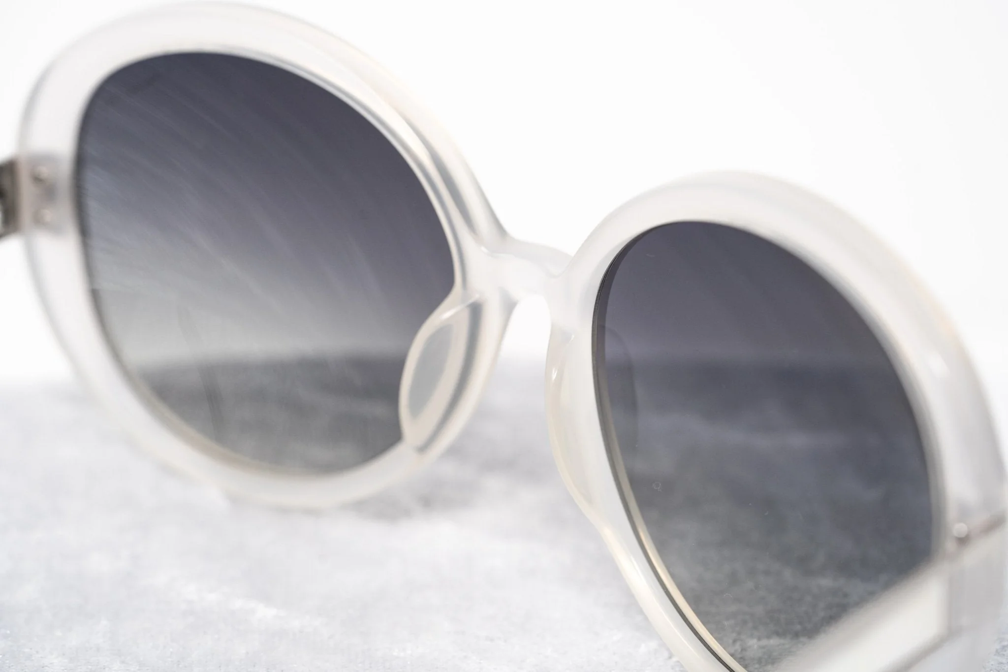 Oscar De La Renta Sunglasses Round Ivory and Grey - Image 7