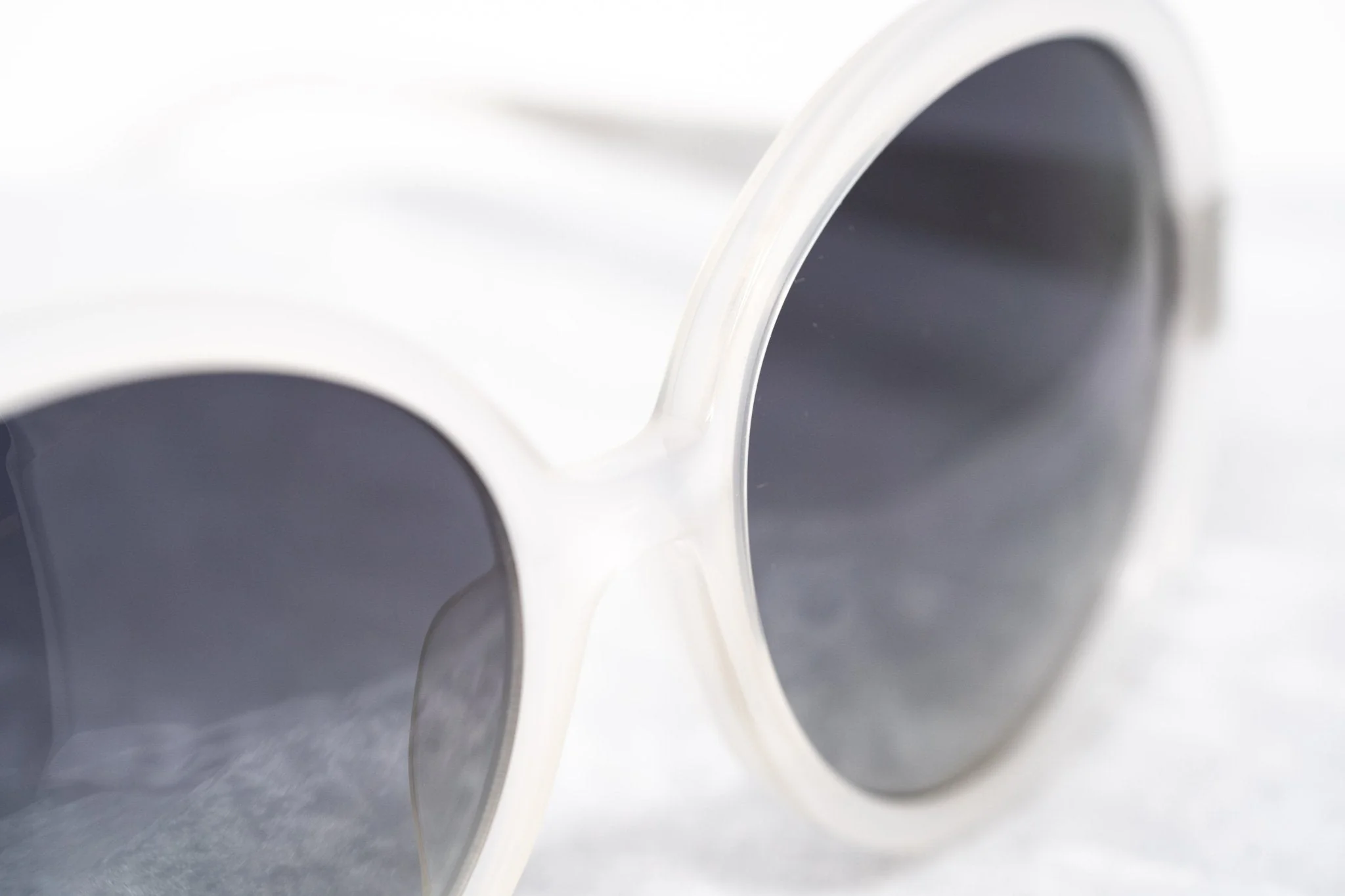 Oscar De La Renta Sunglasses Round Ivory and Grey - Image 8
