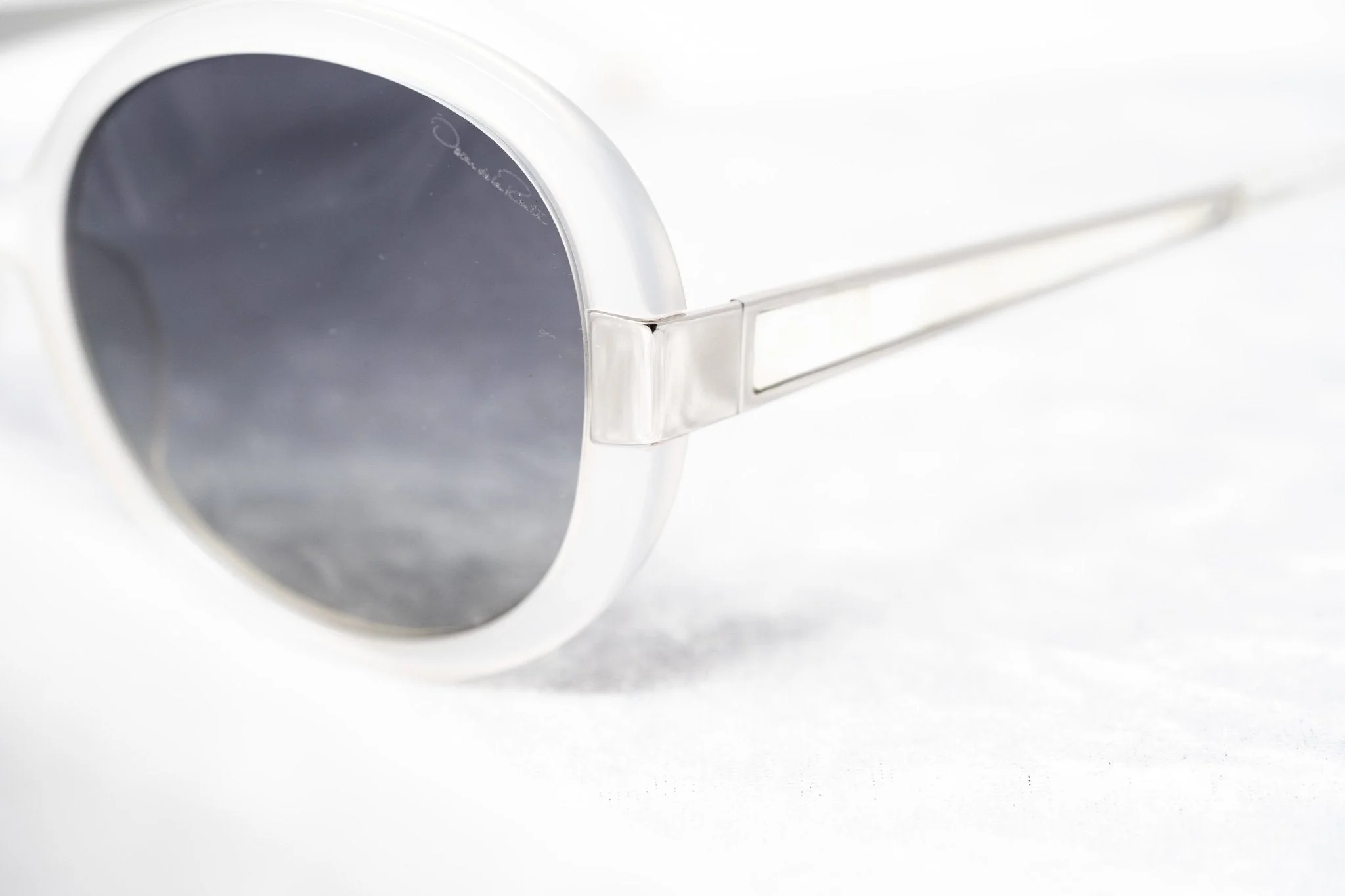 Oscar De La Renta Sunglasses Round Ivory and Grey - Image 9