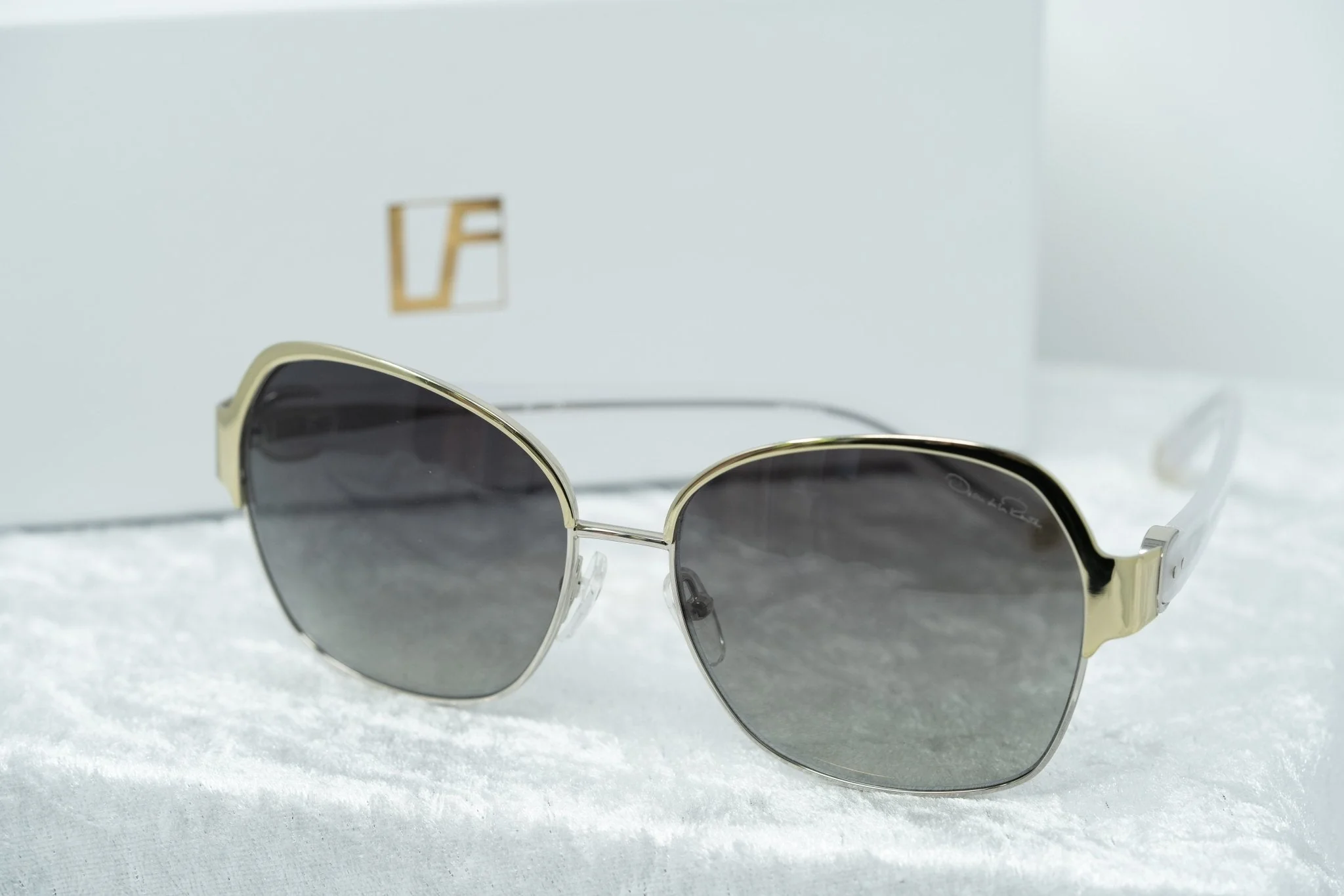 Oscar De La Renta Sunglasses Oversized Silver Light Oyster and Grey - Image 15