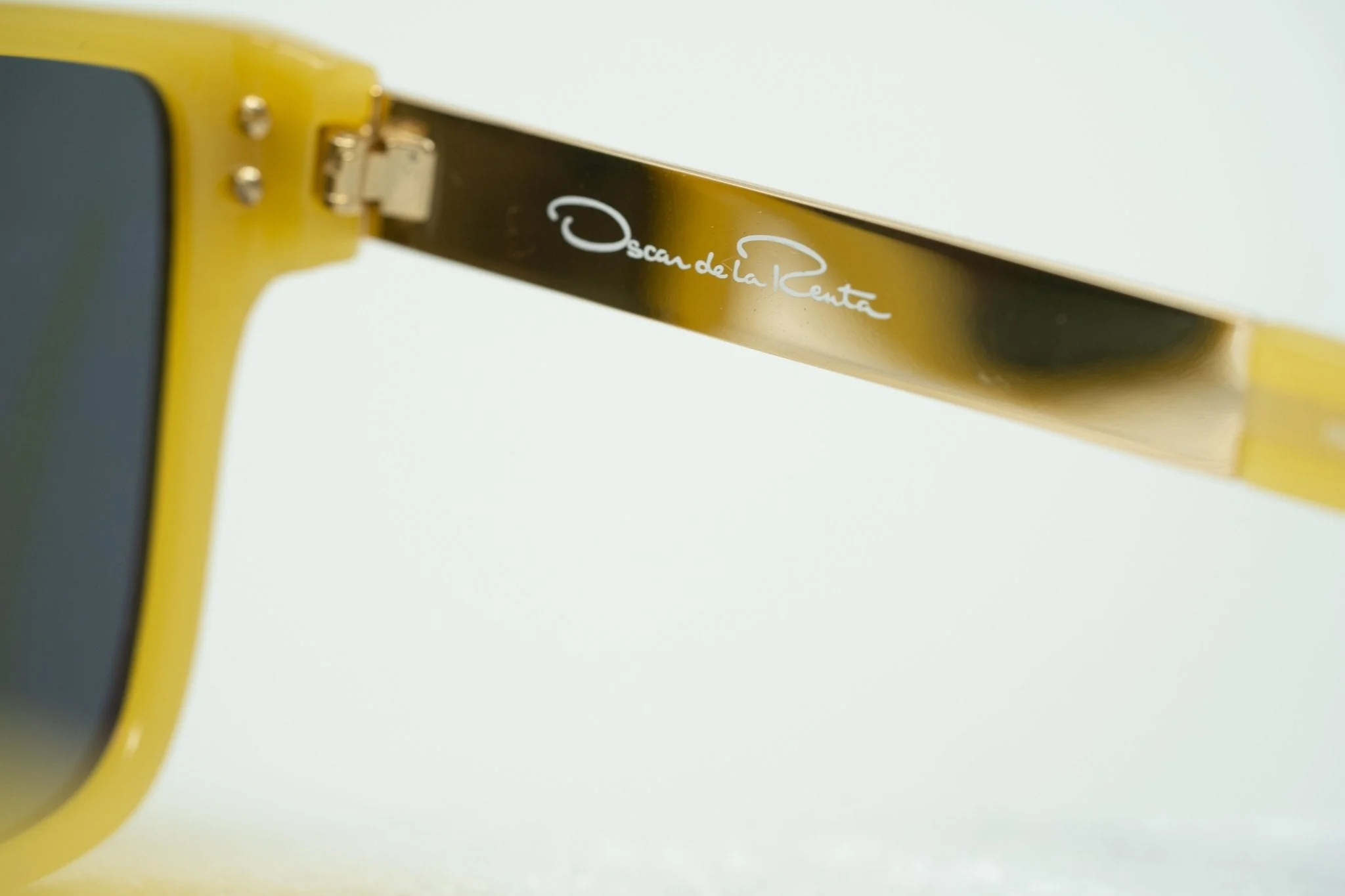 Oscar De La Renta Sunglasses Oversized Gold - Image 8