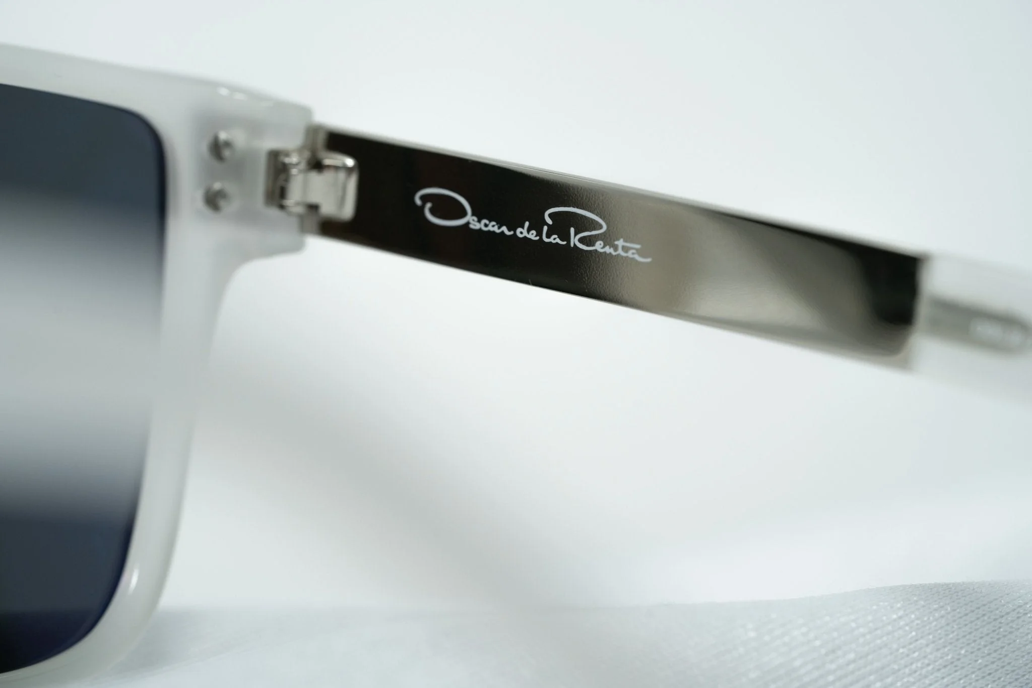 Oscar De La Renta Sunglasses Oversized Clear and Green - Image 10