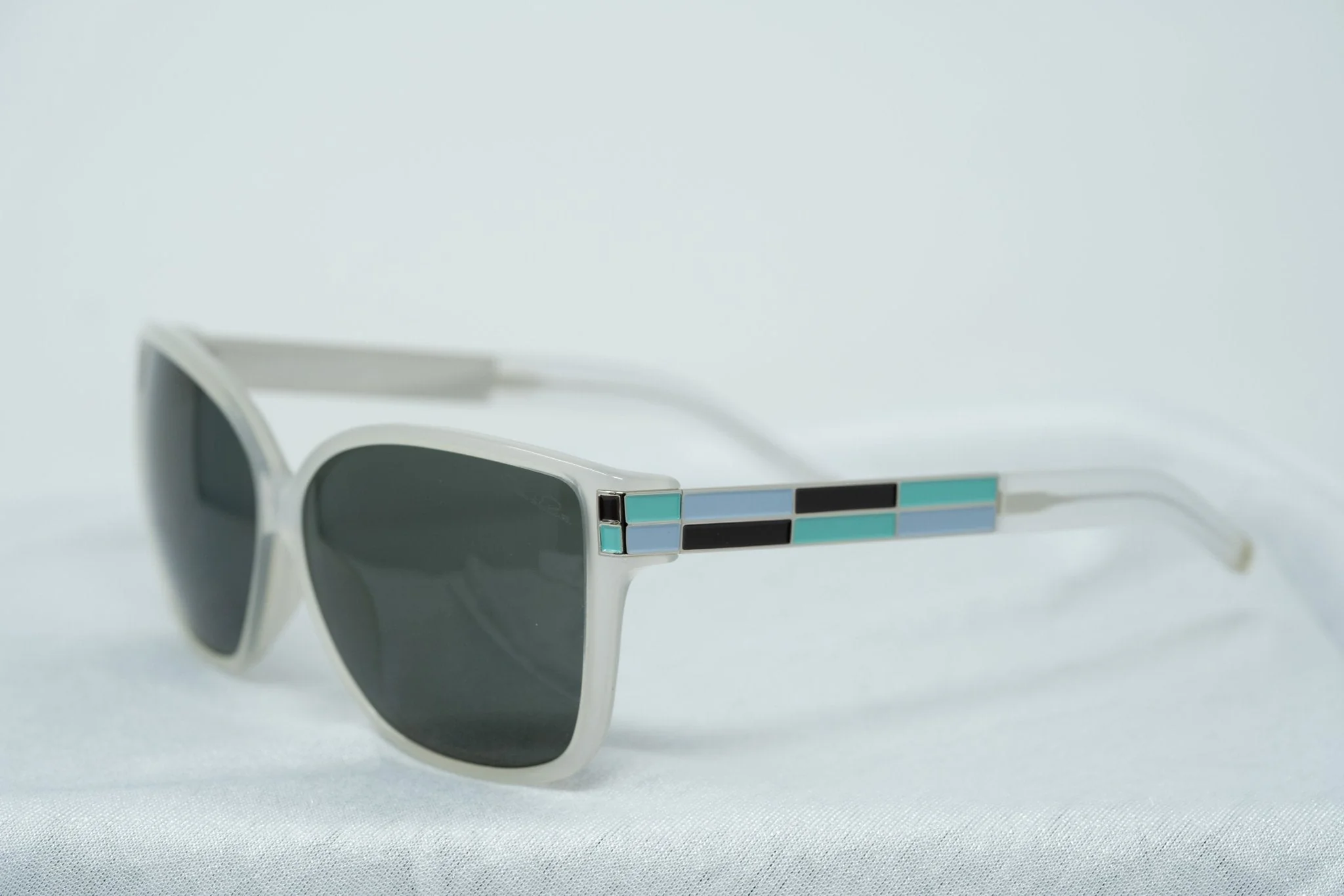 Oscar De La Renta Sunglasses Oversized White and Green - Image 5