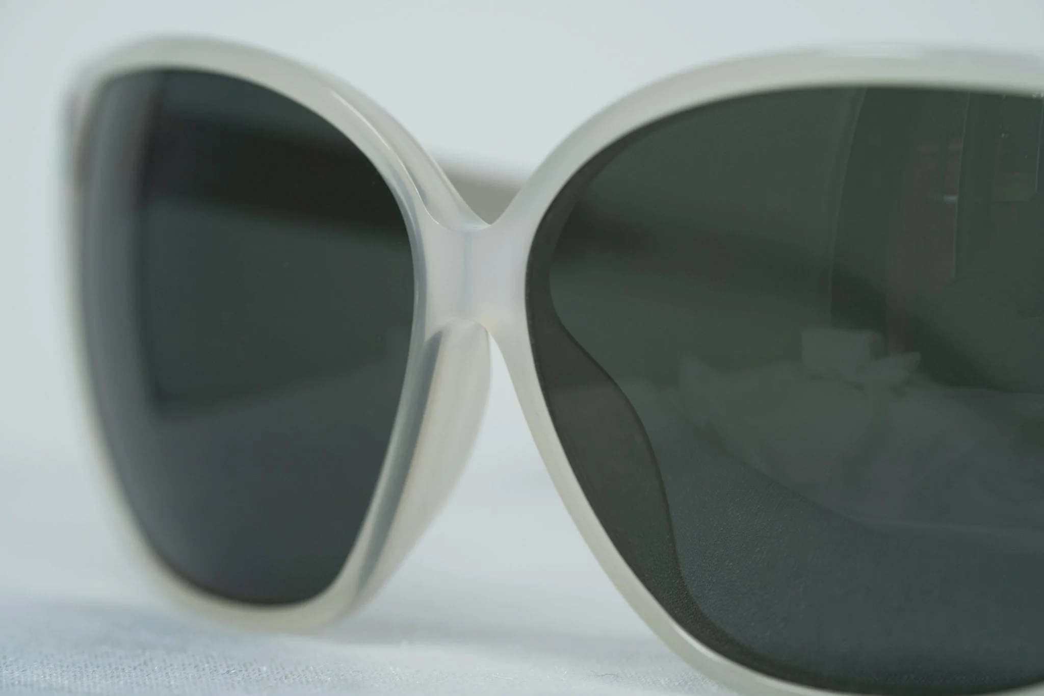 Oscar De La Renta Sunglasses Oversized White and Green - Image 8